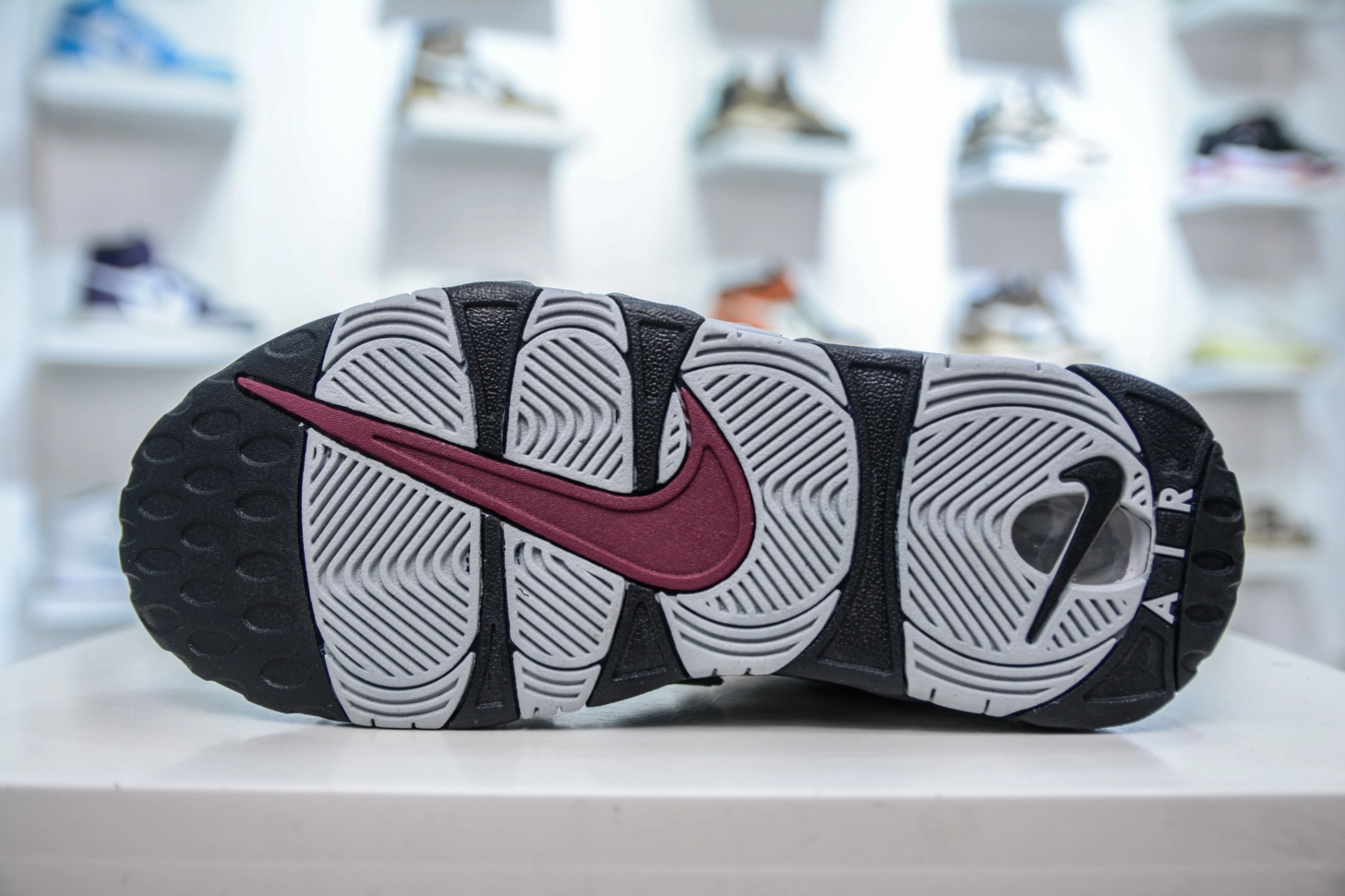 Flying pig--9ik5 DV1137-100 NK Air More Uptempo ’96 OG AIR item: E-X349L2060B