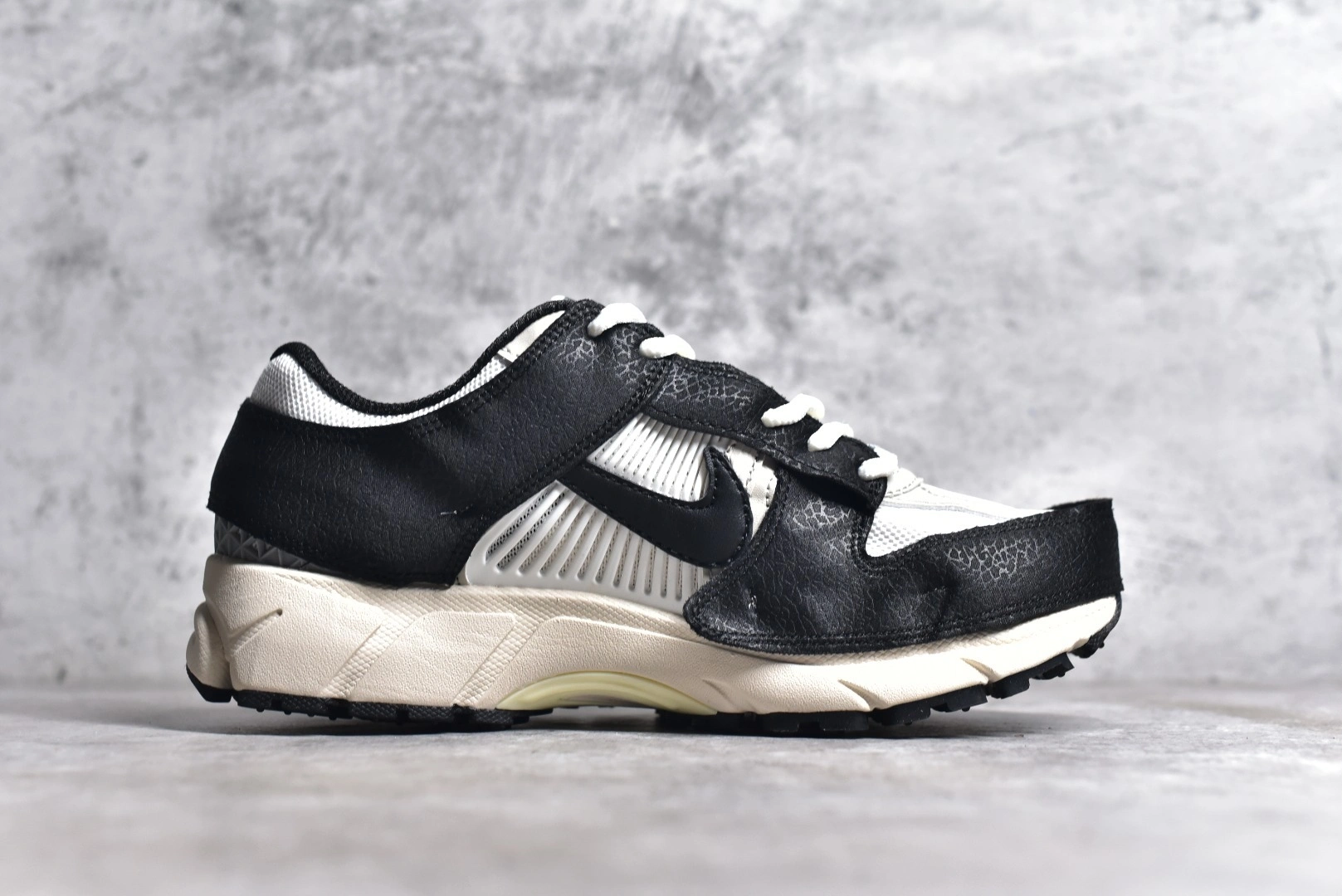 Flying pig--9ik5 FJ5474-133 Nk Zoom Vomero 5 SP item: E-X000L2016B
