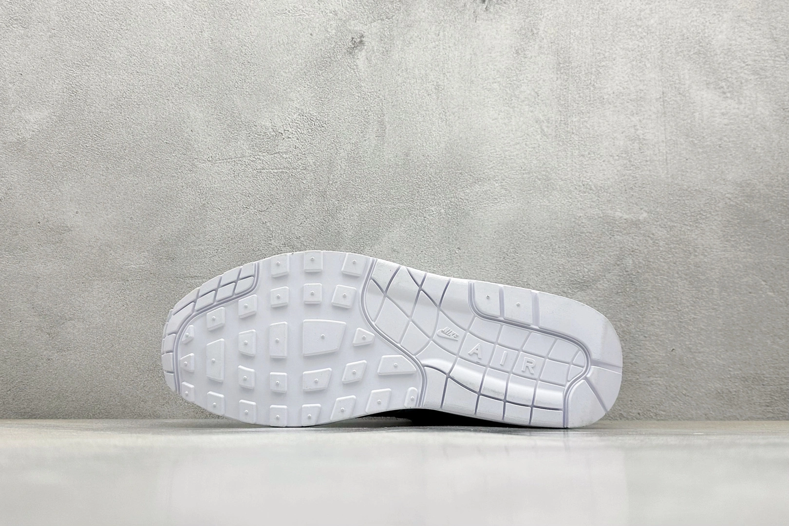 Flying pig--9ik5 HF8813-100 Nike Air Max 1 item: E-X000L2015B