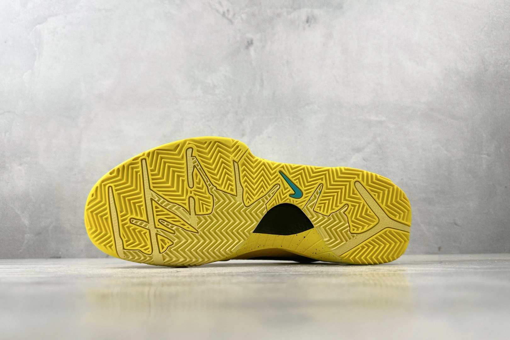 Flying pig--9ik5 IH0587-700 Zoom Kobe 4 Protro “CHBL” item: E-X575L2004B