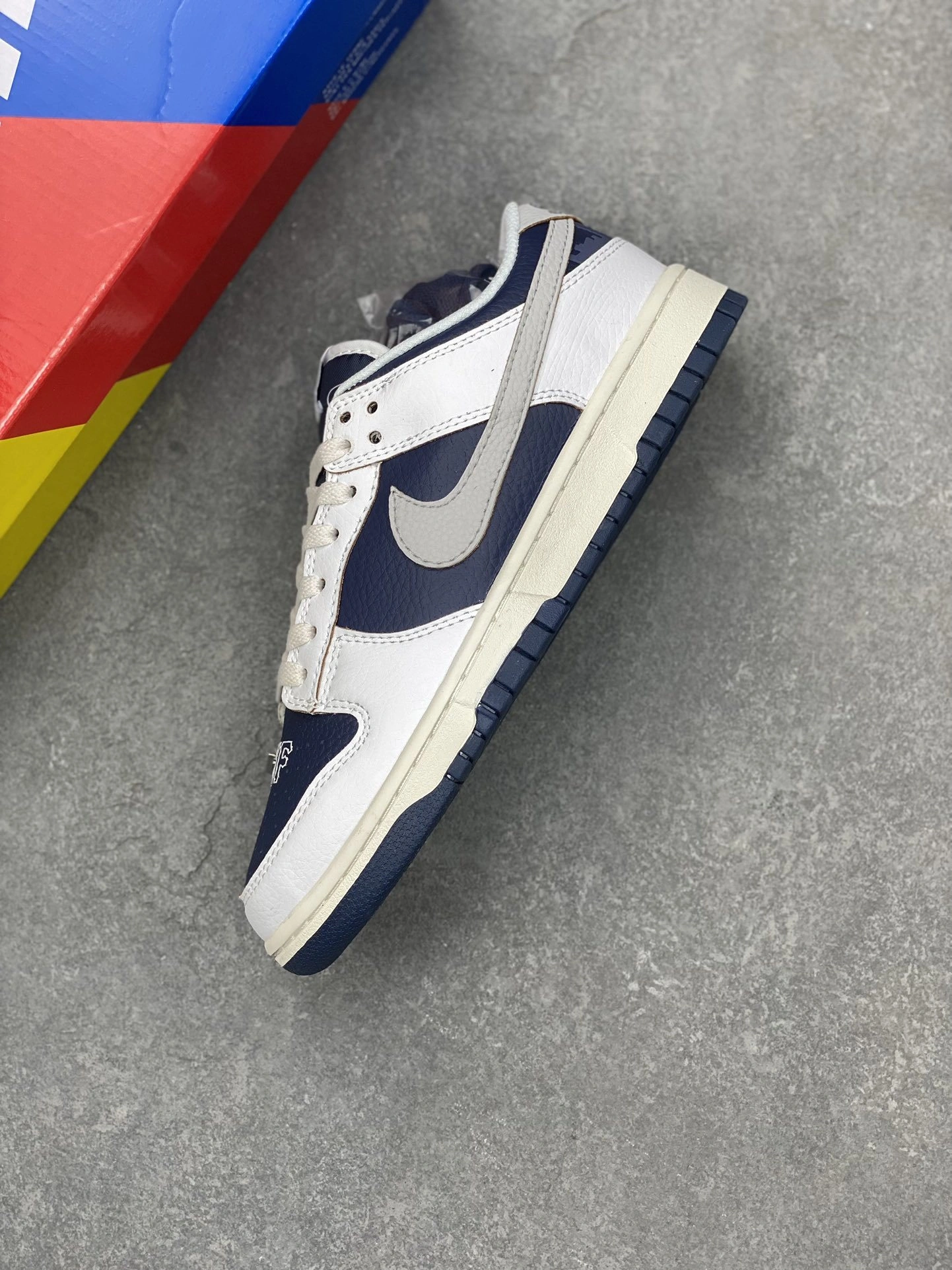 Flying pig--Dunk Low FD8775-100 item: C-X00J20V