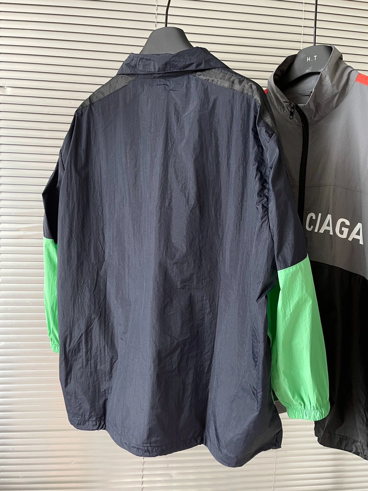 Gemini- 218593i16 oversized 2Colour item:D-F110J4553-2