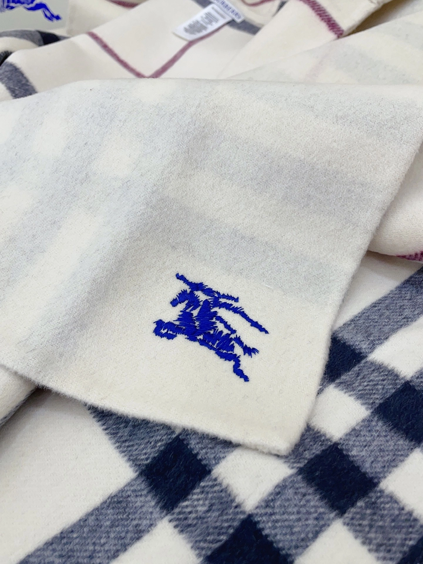 HD--2ur25rry embroidery cashmere item:E-S132I0947H