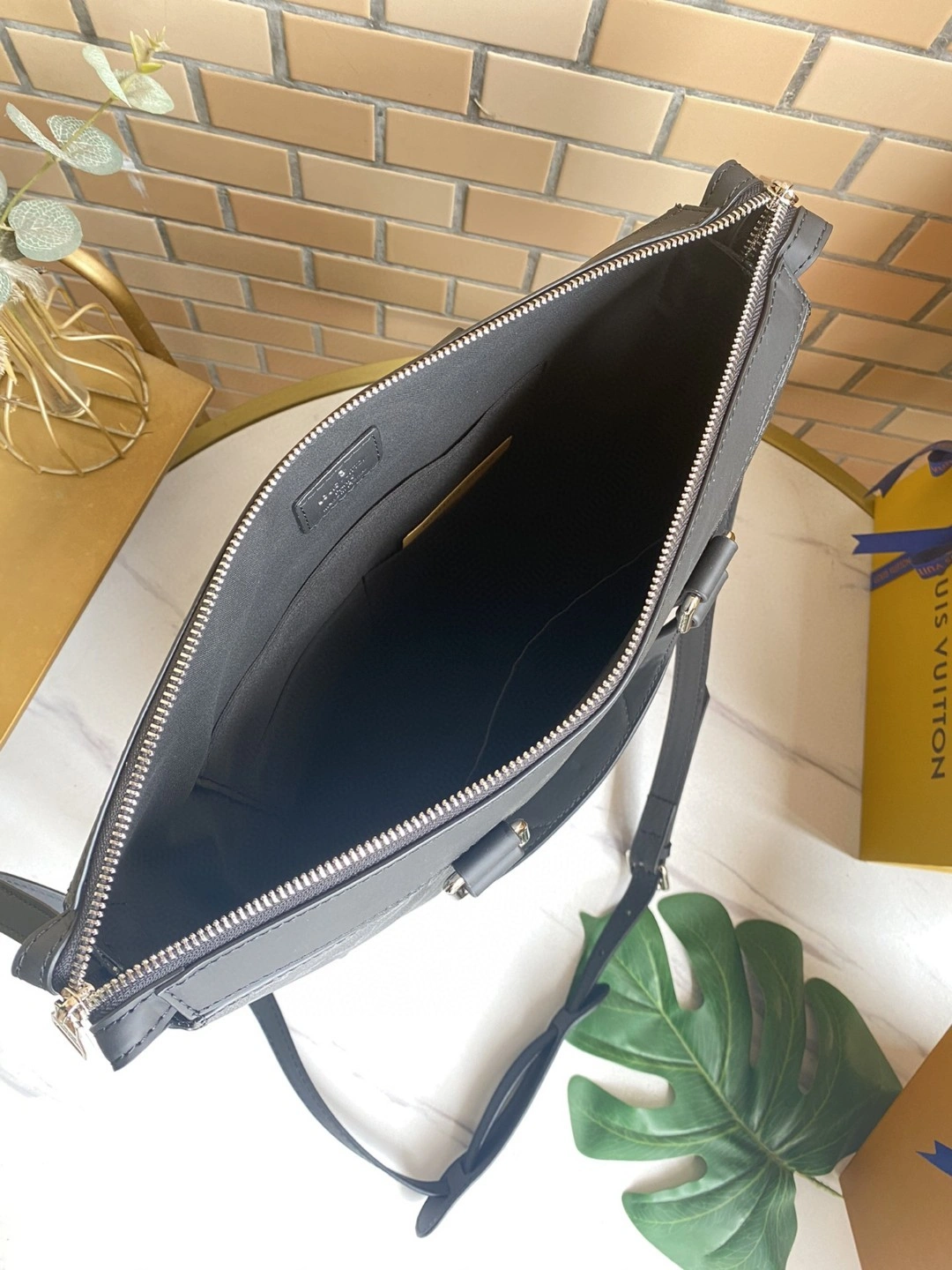 M40567 Tote Explorer item : BT-B225C1836