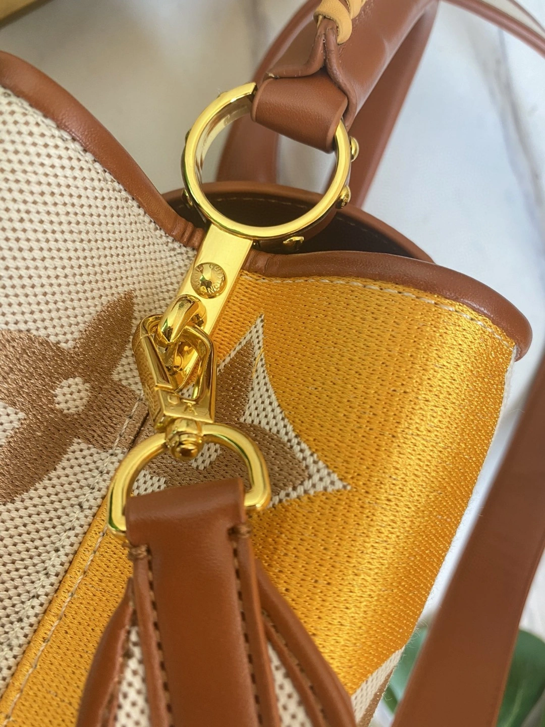 M57651 Calfskin Capucines item : BT-B225C1906