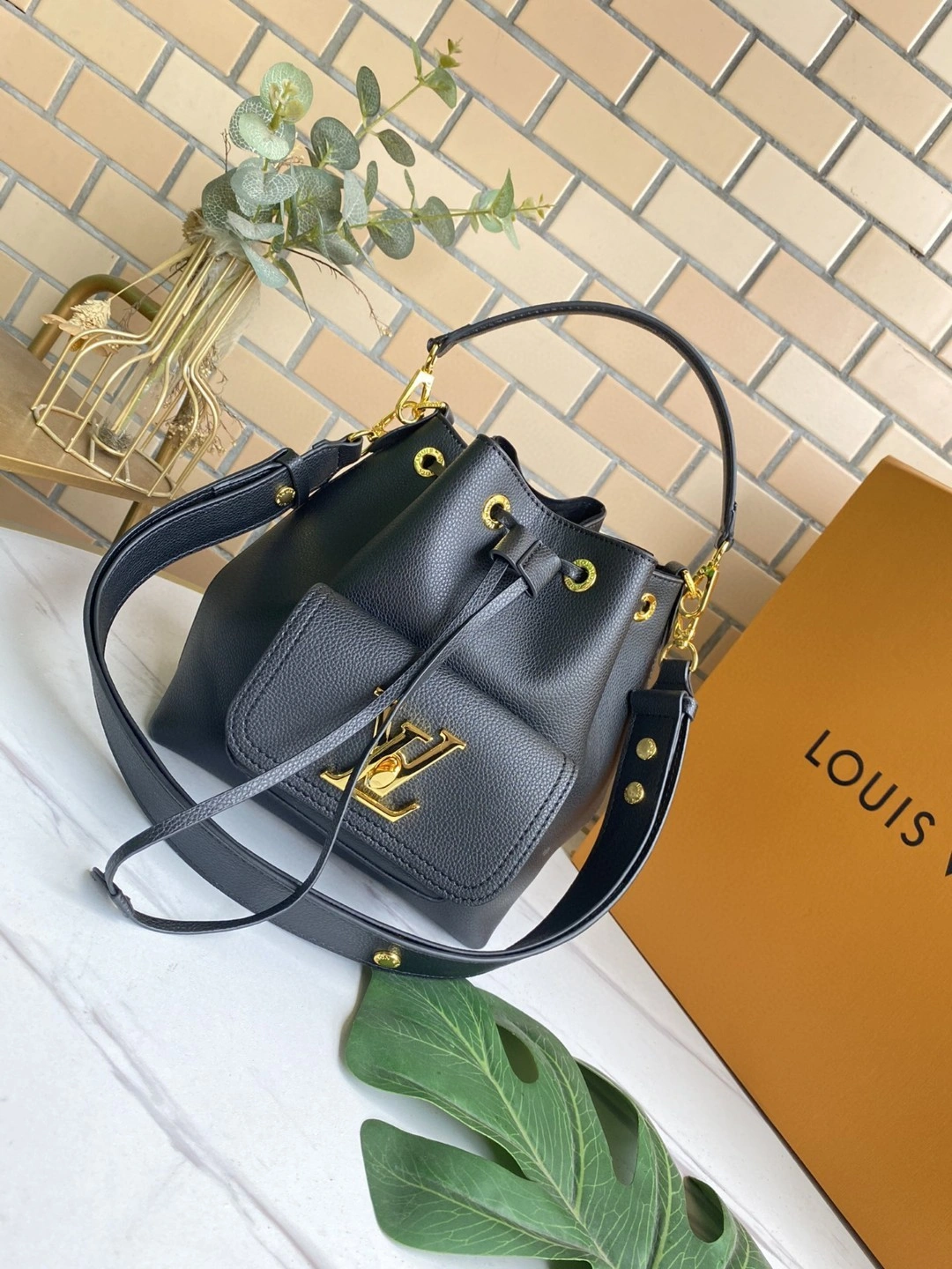 M57687 Calfskin LOCKME BUCKET item : AT-B225L0411L