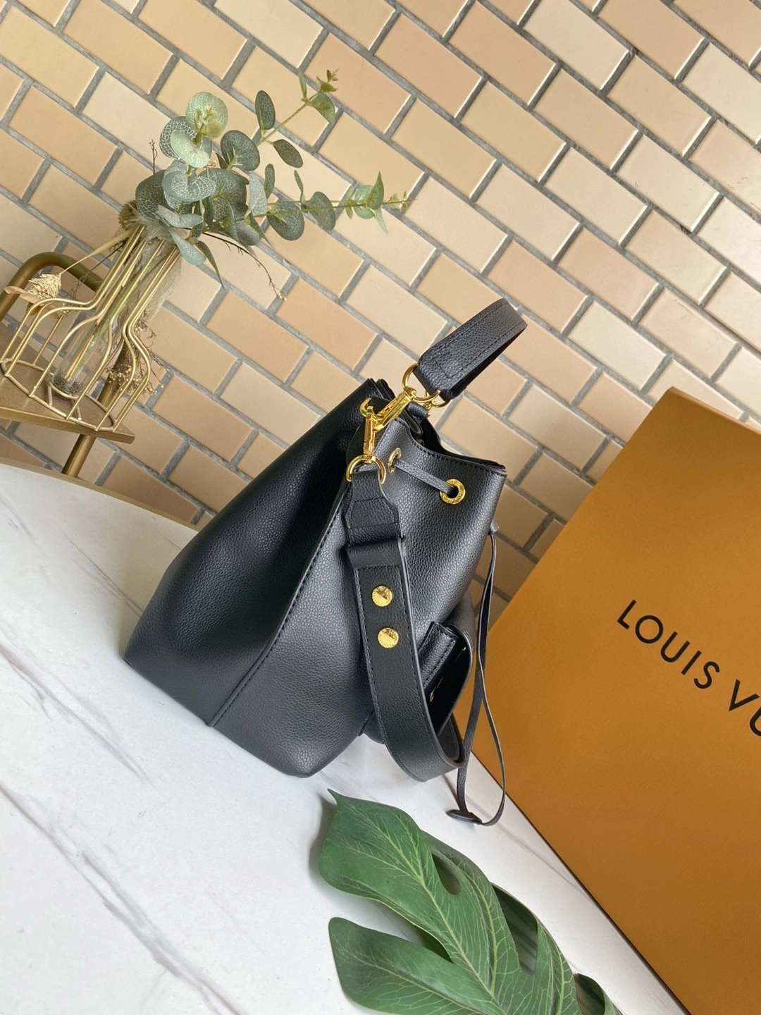 M57687 Calfskin LOCKME BUCKET item : AT-B225L0411L