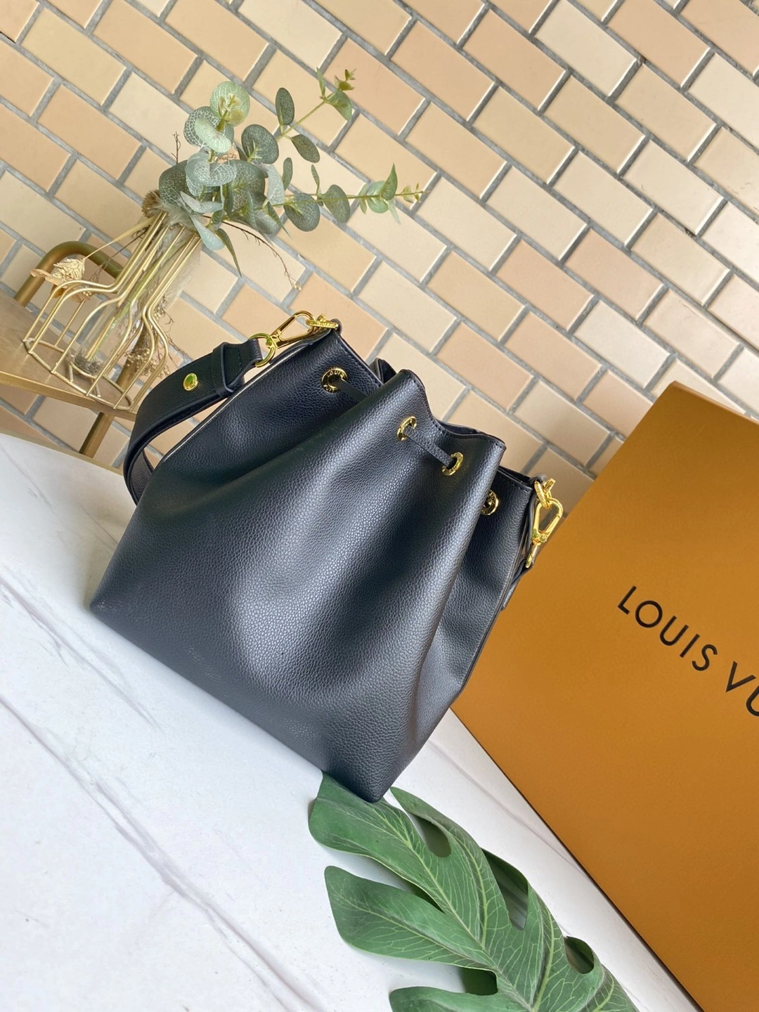 M57687 Calfskin LOCKME BUCKET item : AT-B225L0411L