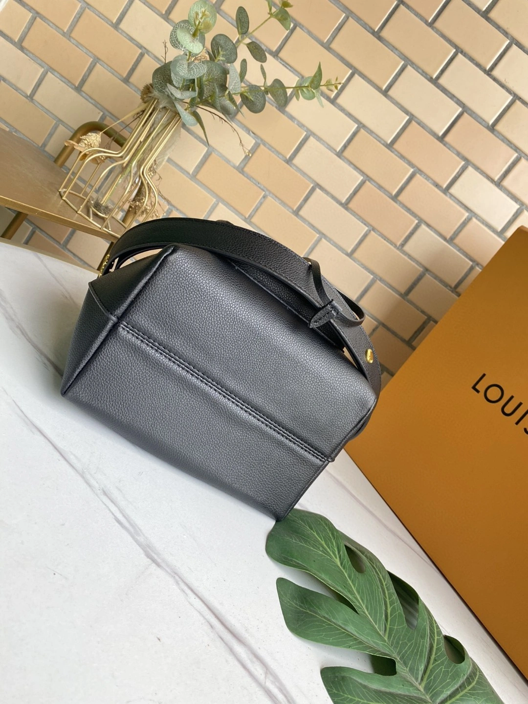 M57687 Calfskin LOCKME BUCKET item : AT-B225L0411L
