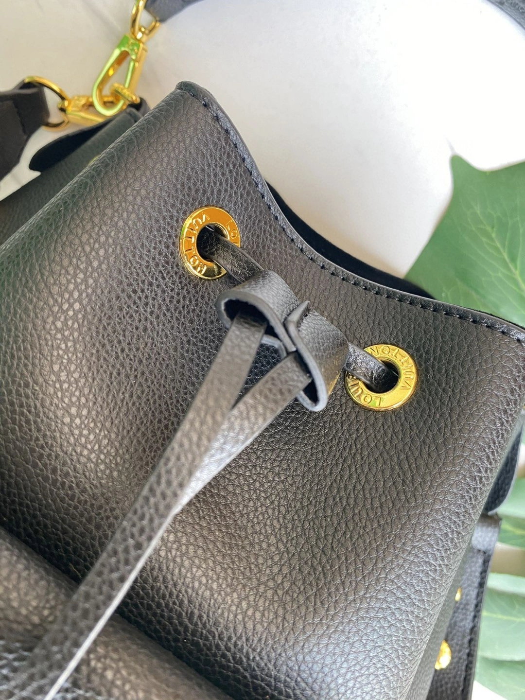 M57687 Calfskin LOCKME BUCKET item : AT-B225L0411L