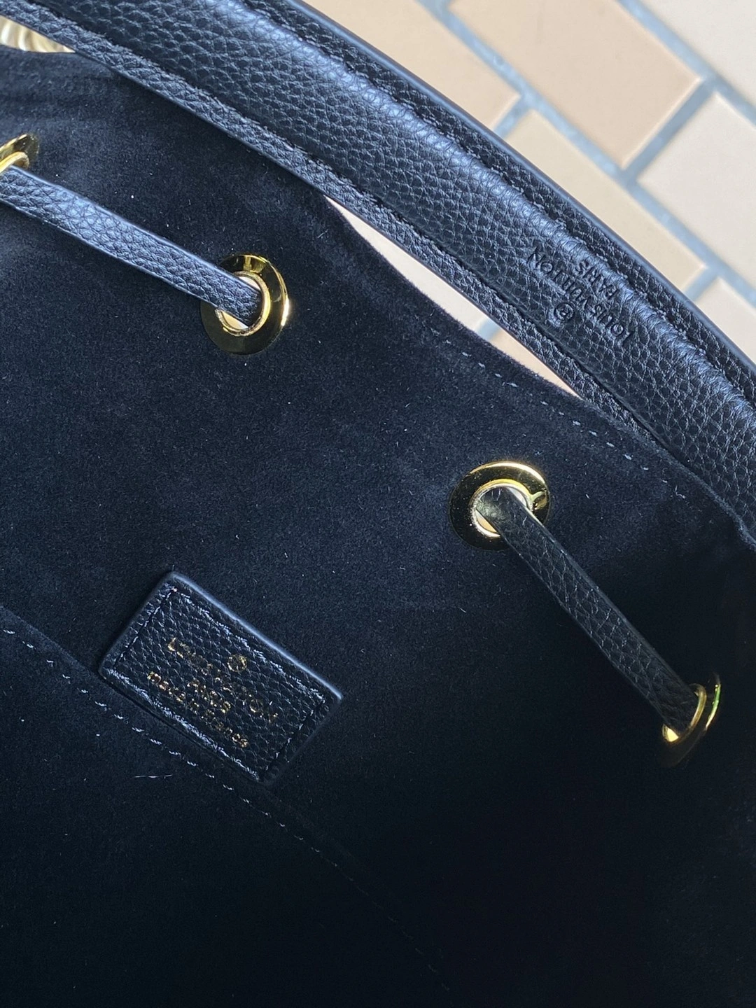 M57687 Calfskin LOCKME BUCKET item : AT-B225L0411L
