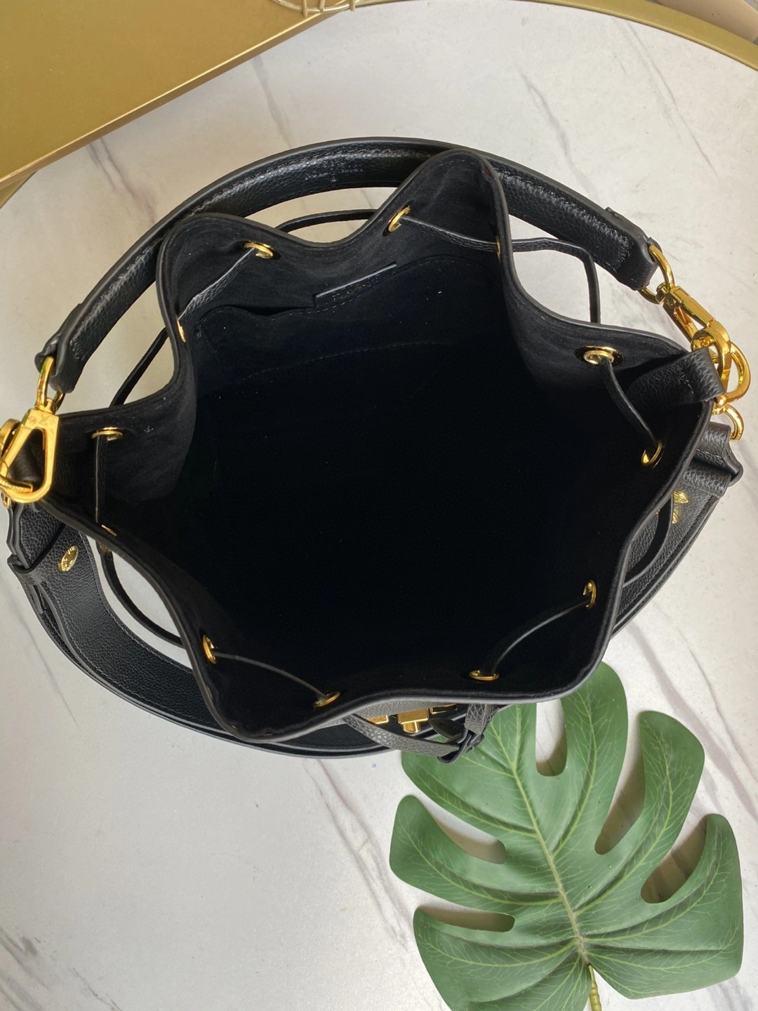 M57687 Calfskin LOCKME BUCKET item : AT-B225L0411L