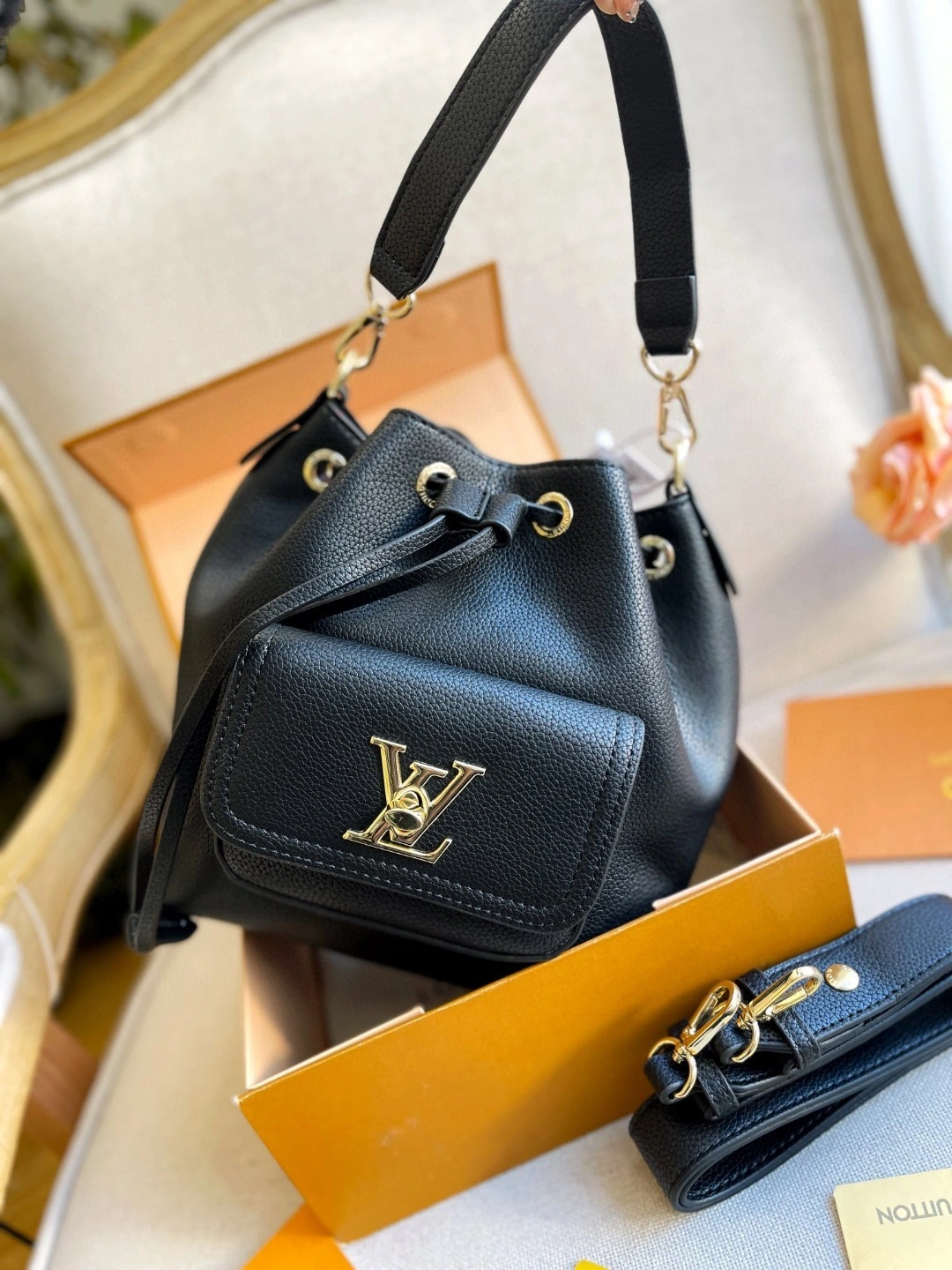M57687 Calfskin LOCKME BUCKET item : BT-B015C0467