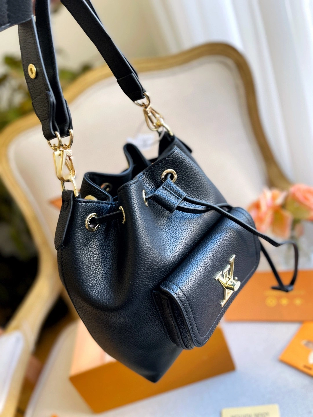M57687 Calfskin LOCKME BUCKET item : BT-B015C0467