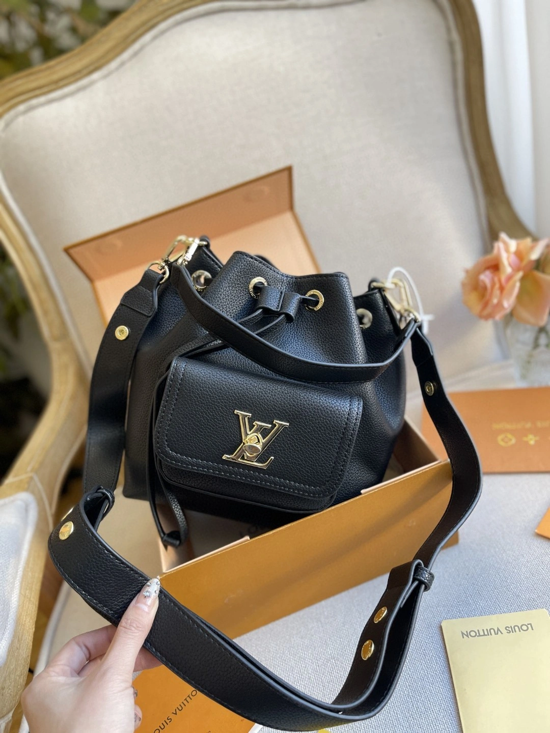 M57687 Calfskin LOCKME BUCKET item : BT-B015C0467