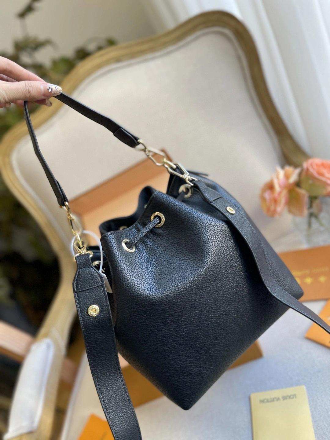 M57687 Calfskin LOCKME BUCKET item : BT-B015C0467