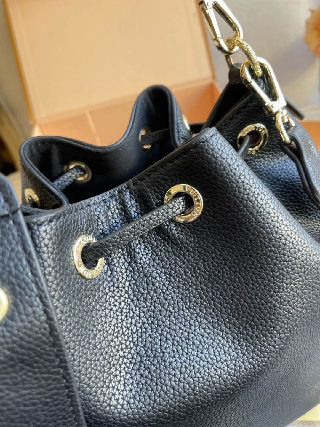 M57687 Calfskin LOCKME BUCKET item : BT-B015C0467
