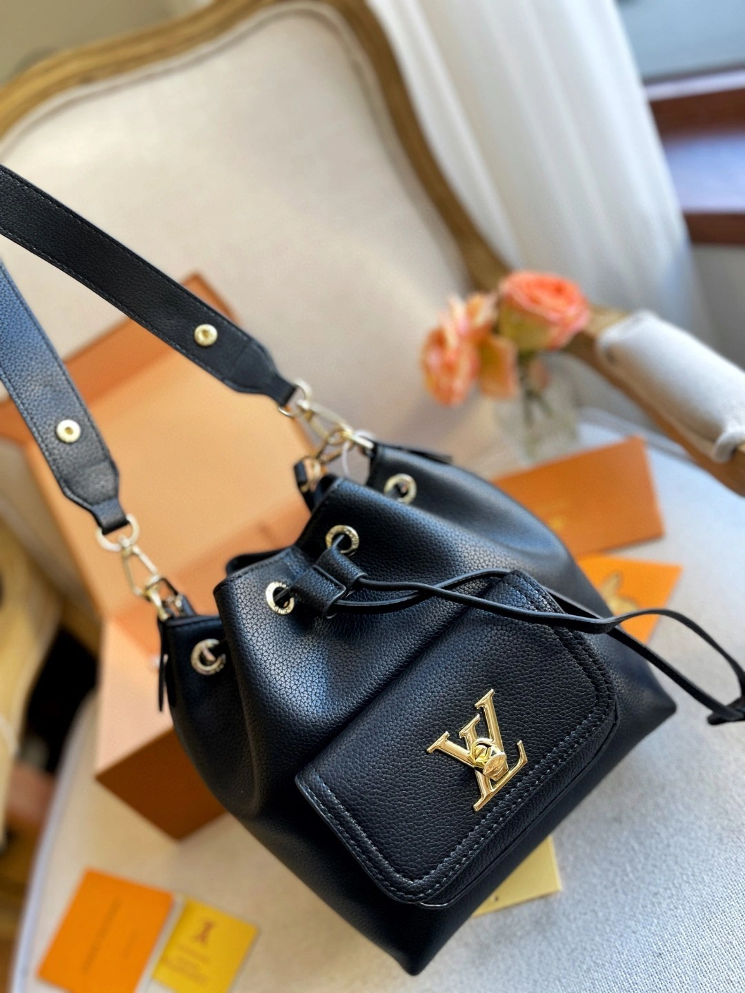 M57687 Calfskin LOCKME BUCKET item : BT-B015C0467