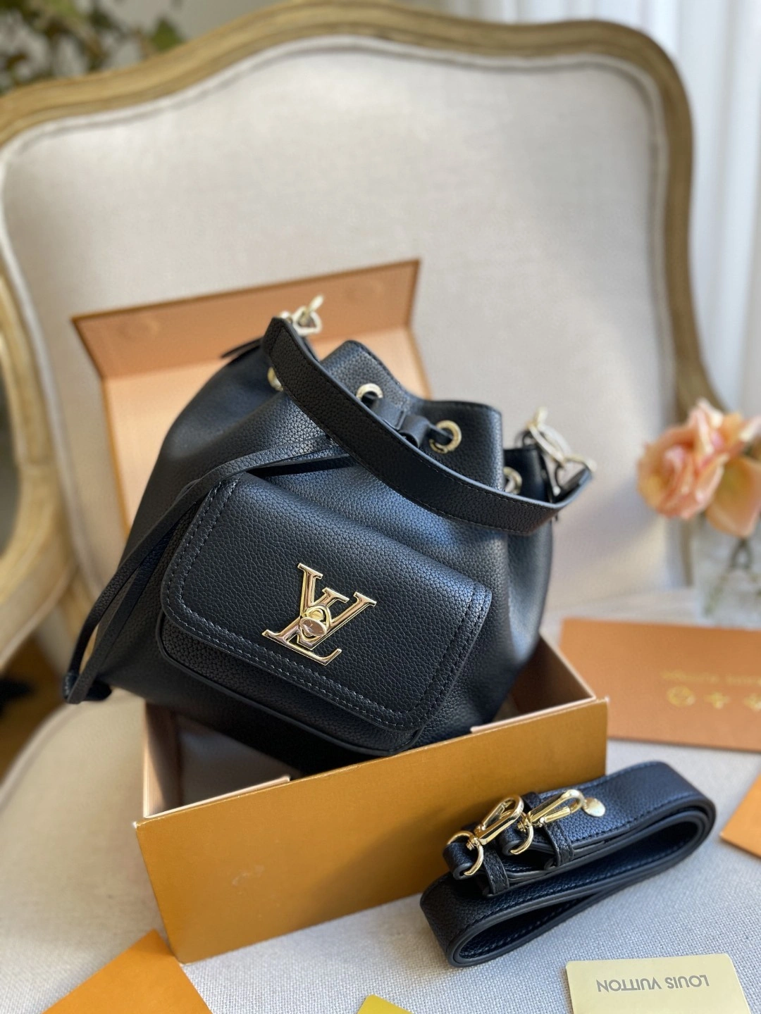 M57687 Calfskin LOCKME BUCKET item : BT-B015C0467