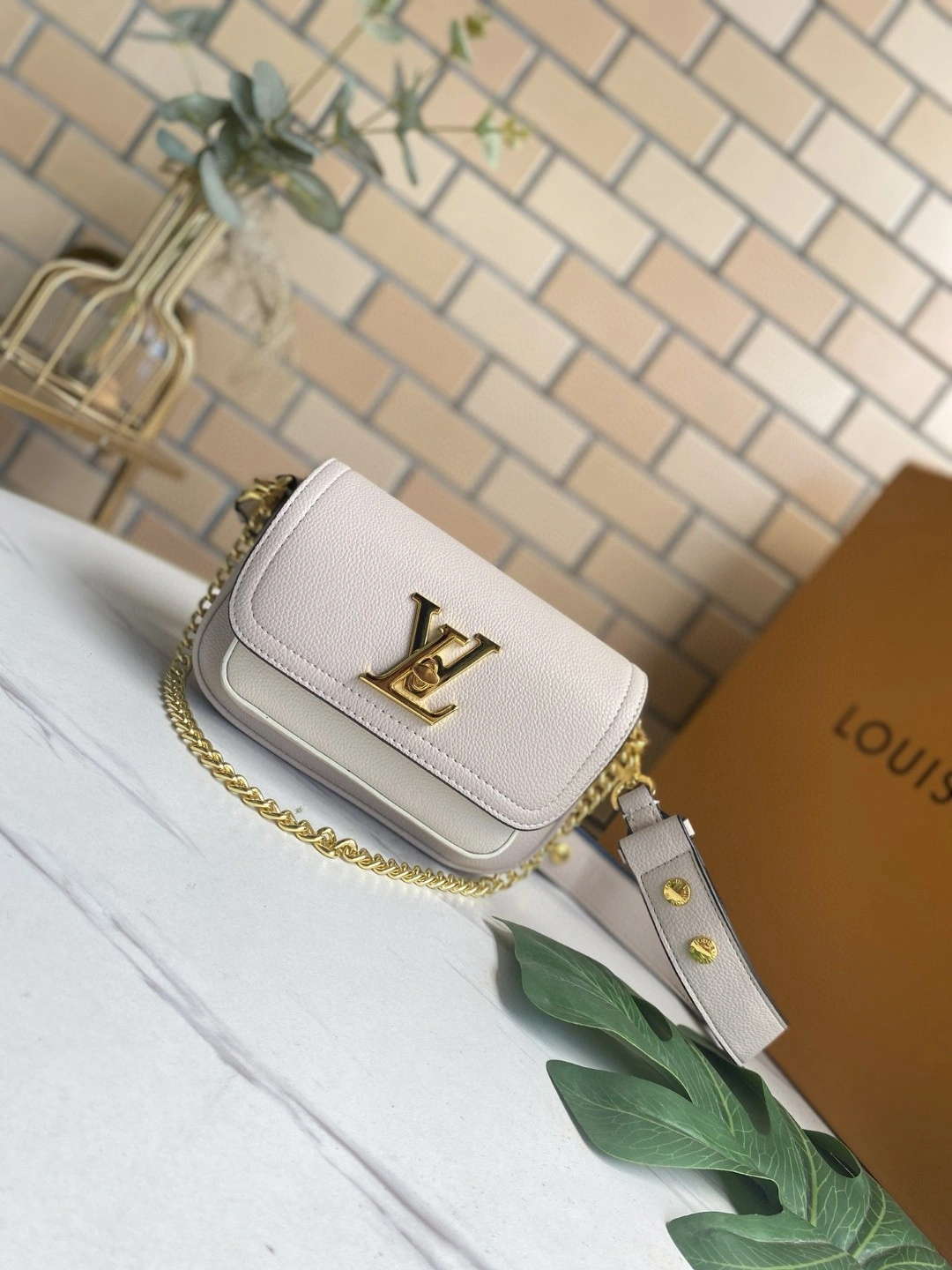 M58554 Calfskin Lockme Tender item : AT-B225L0338L