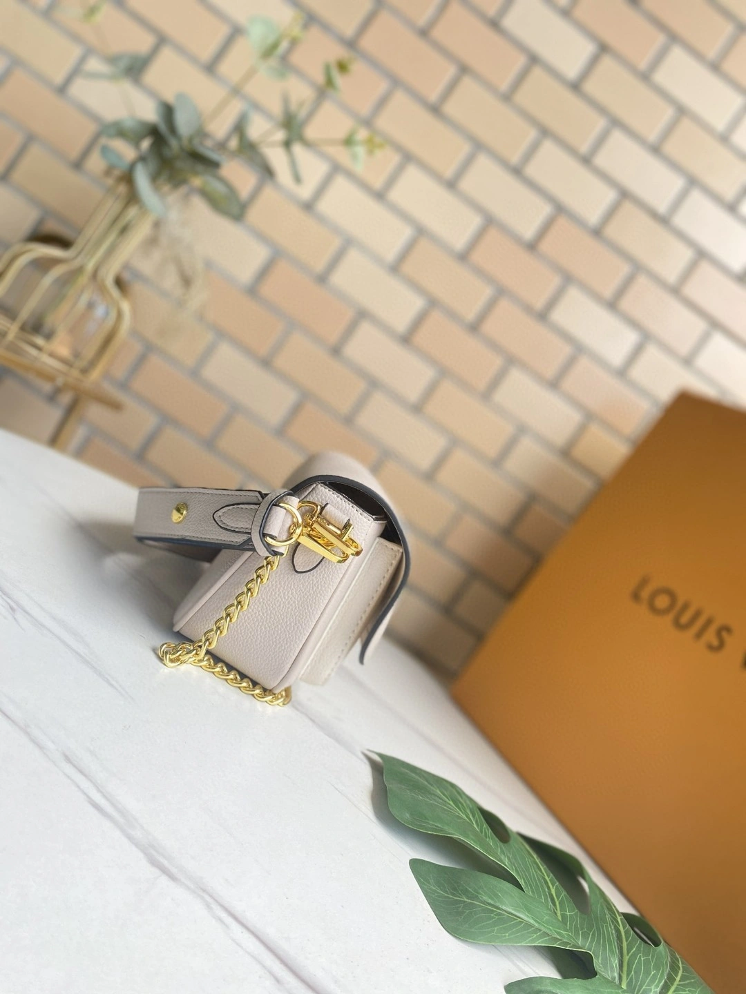 M58554 Calfskin Lockme Tender item : AT-B225L0338L