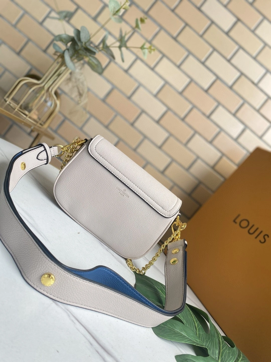 M58554 Calfskin Lockme Tender item : AT-B225L0338L