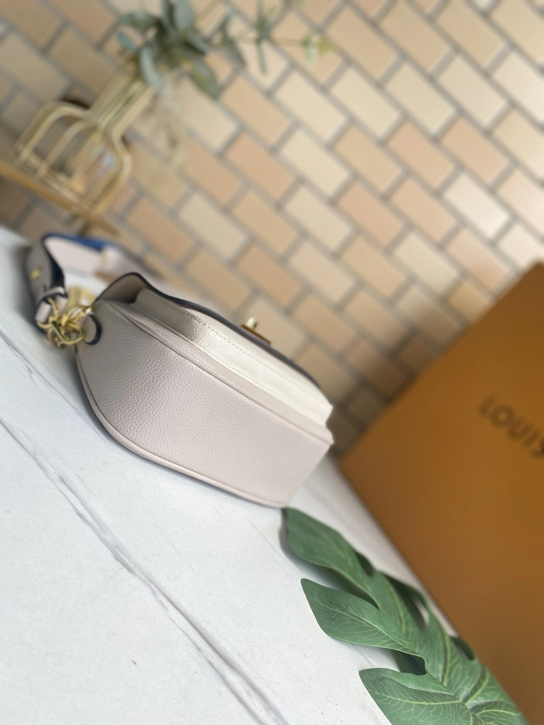 M58554 Calfskin Lockme Tender item : AT-B225L0338L