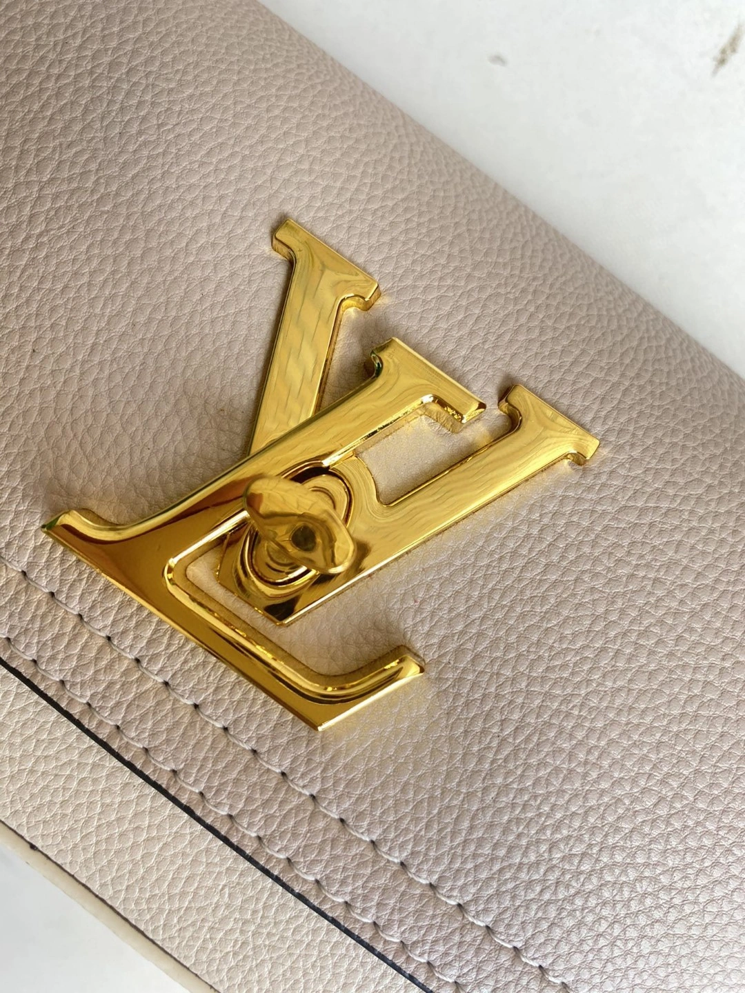 M58554 Calfskin Lockme Tender item : AT-B225L0338L