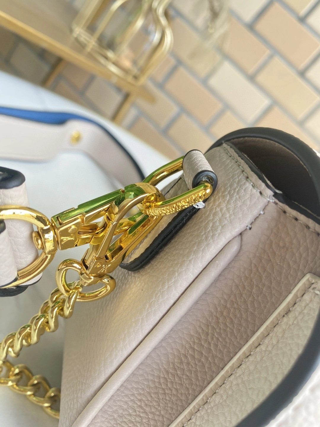 M58554 Calfskin Lockme Tender item : AT-B225L0338L