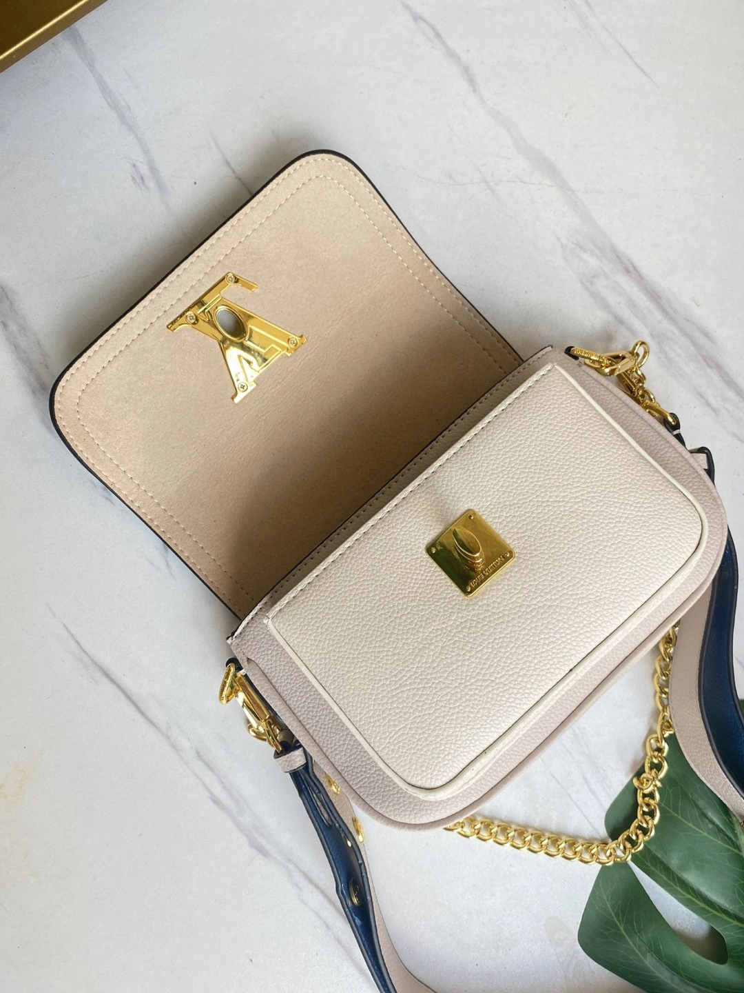 M58554 Calfskin Lockme Tender item : AT-B225L0338L