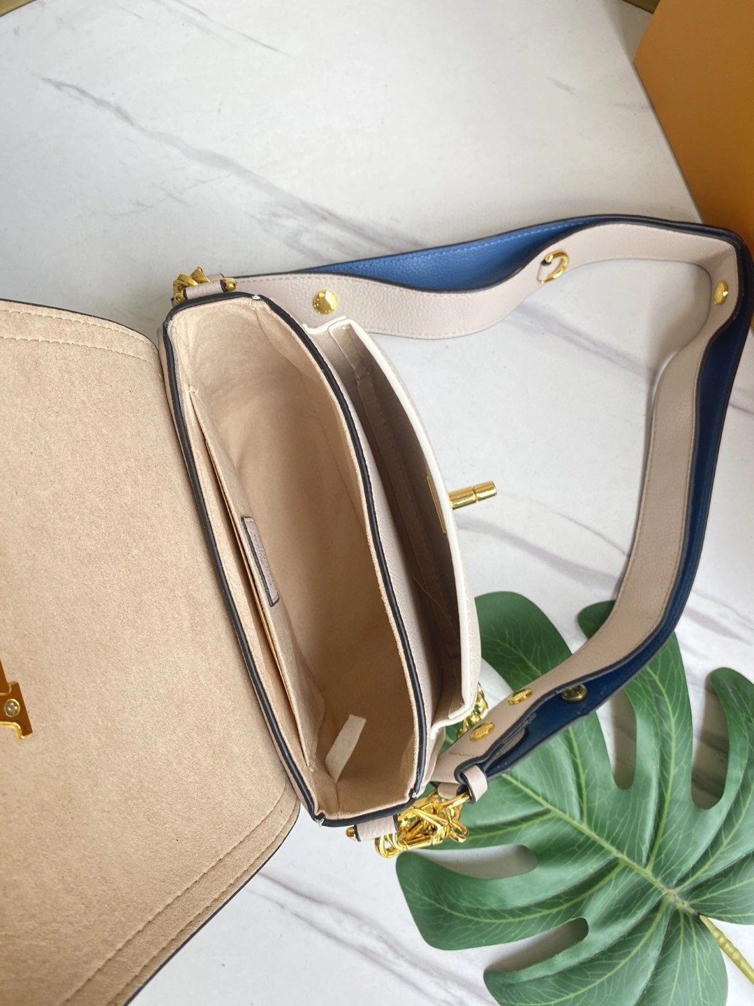 M58554 Calfskin Lockme Tender item : AT-B225L0338L