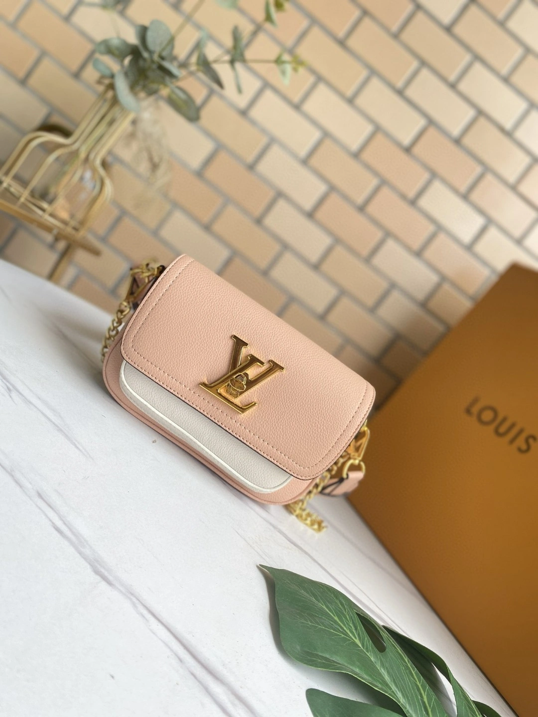 M58555 Calfskin Lockme Tender item : AT-B225L0335L