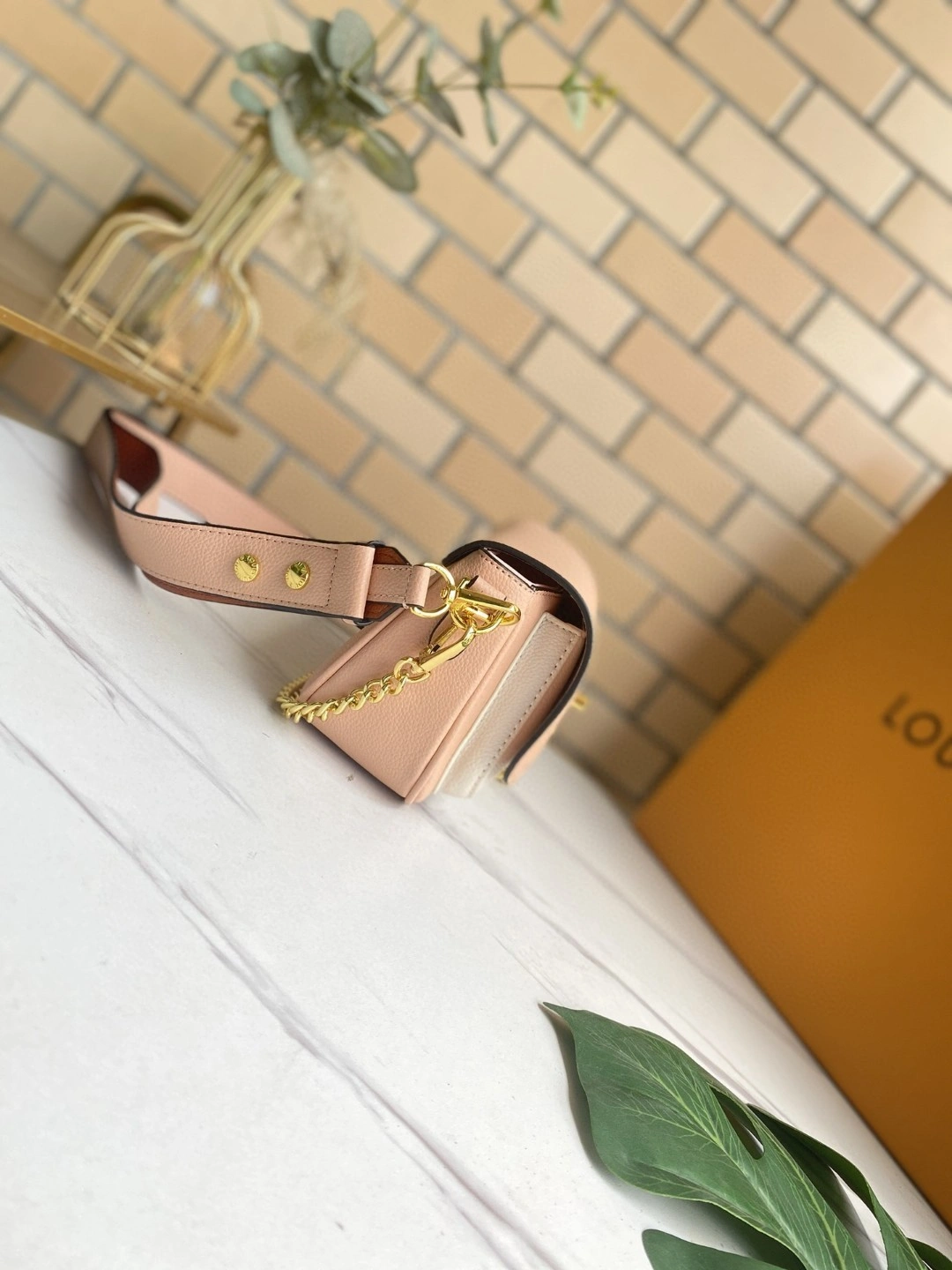 M58555 Calfskin Lockme Tender item : AT-B225L0335L