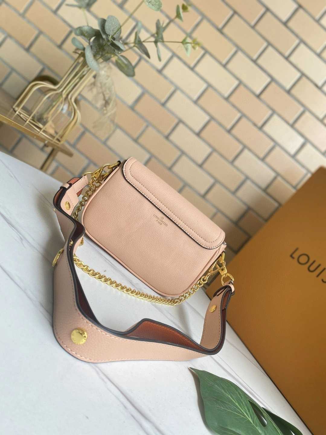 M58555 Calfskin Lockme Tender item : AT-B225L0335L