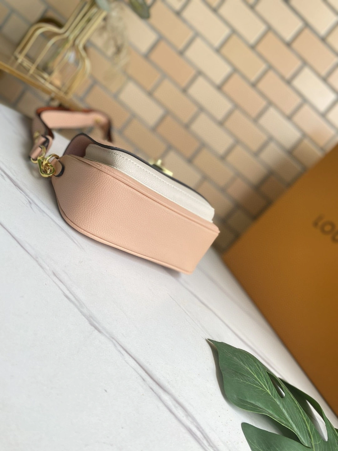 M58555 Calfskin Lockme Tender item : AT-B225L0335L