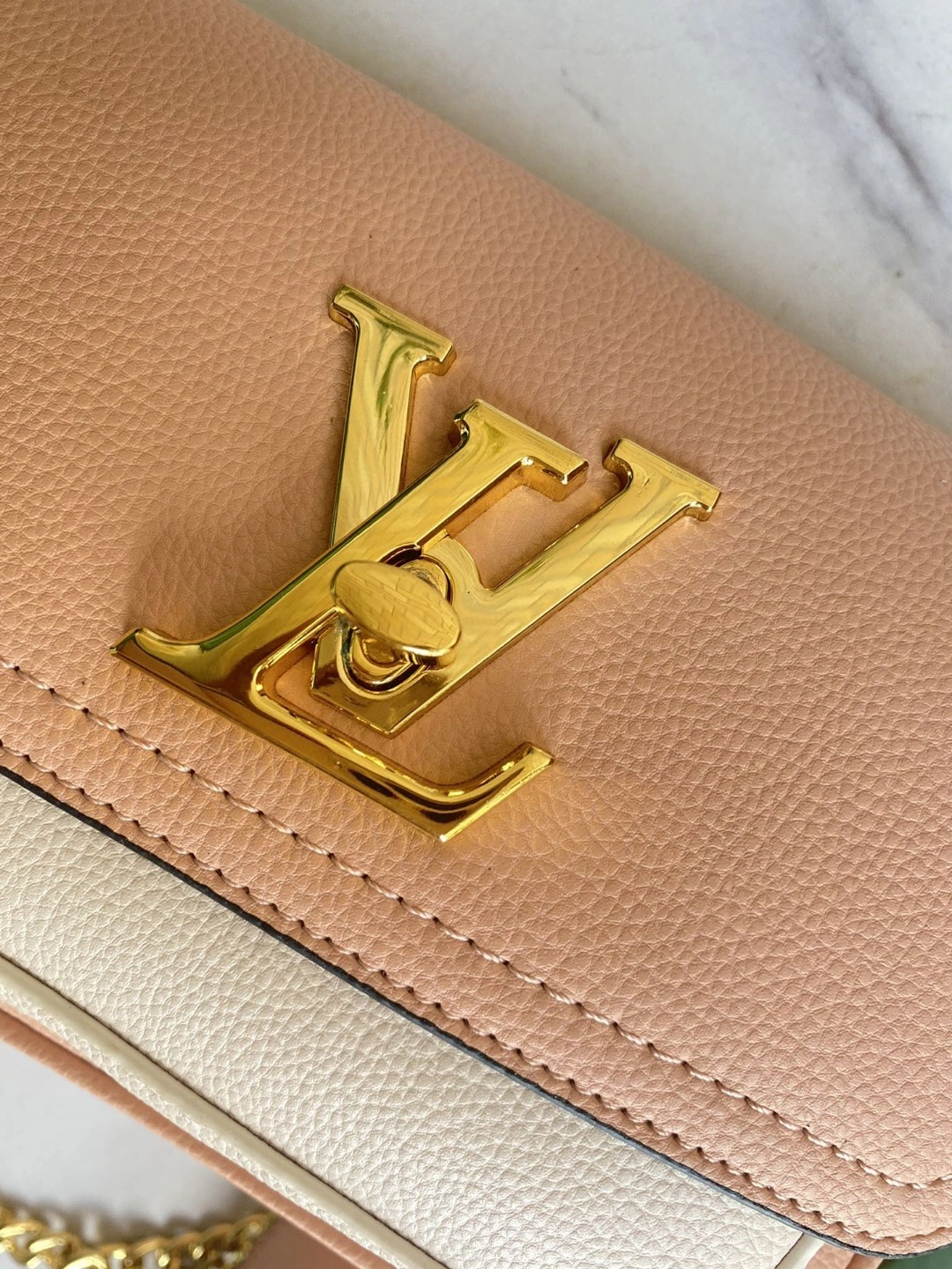 M58555 Calfskin Lockme Tender item : AT-B225L0335L