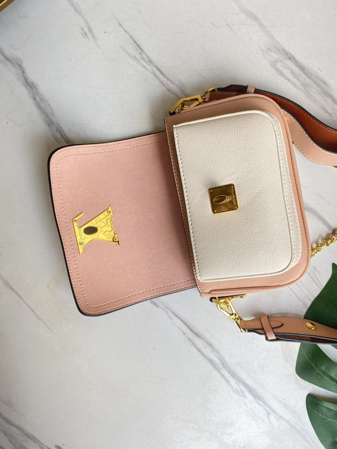 M58555 Calfskin Lockme Tender item : AT-B225L0335L