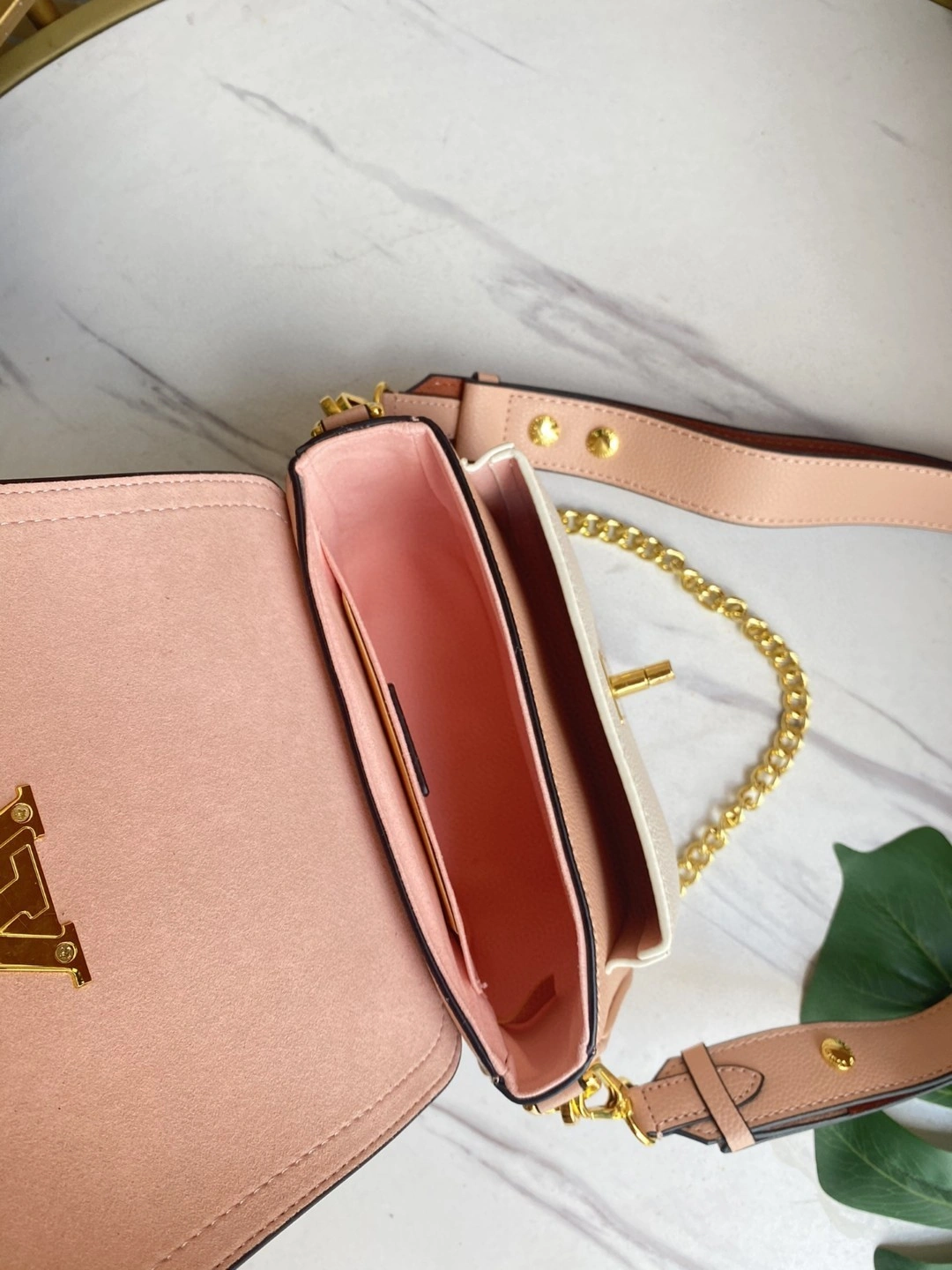 M58555 Calfskin Lockme Tender item : AT-B225L0335L