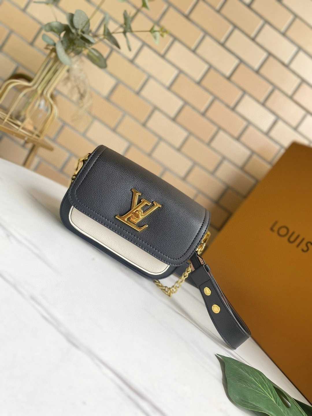 M58557 Calfskin Lockme Tender item : AT-B225L0337L