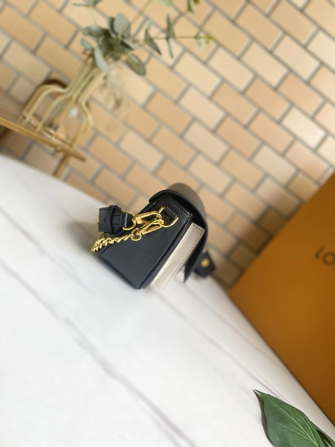 M58557 Calfskin Lockme Tender item : AT-B225L0337L