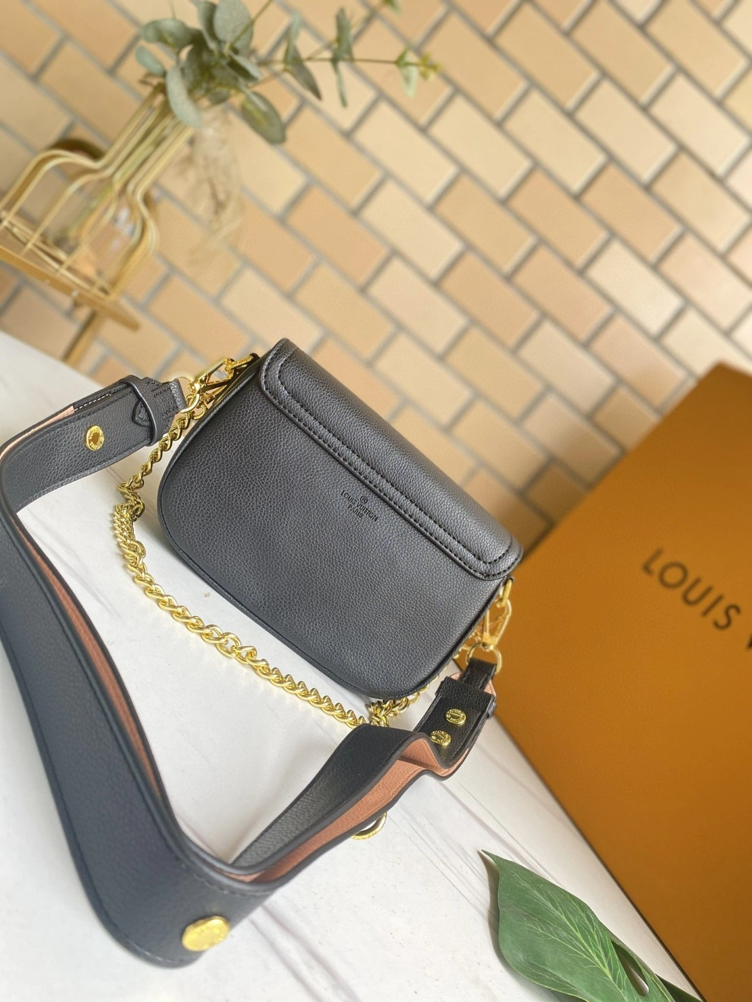 M58557 Calfskin Lockme Tender item : AT-B225L0337L