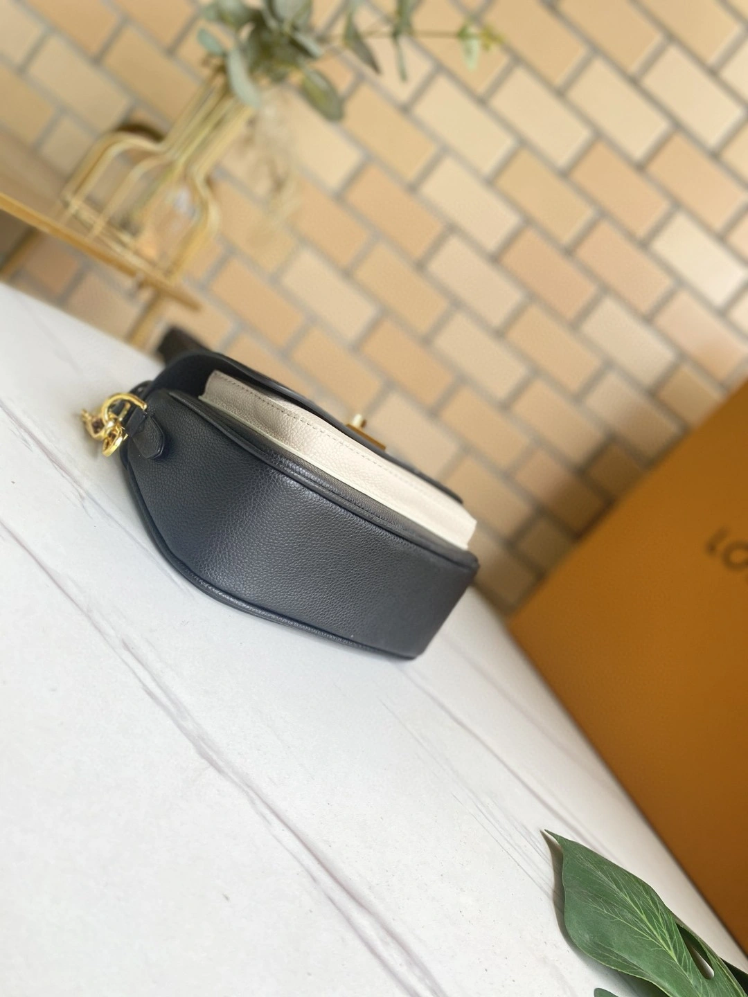 M58557 Calfskin Lockme Tender item : AT-B225L0337L