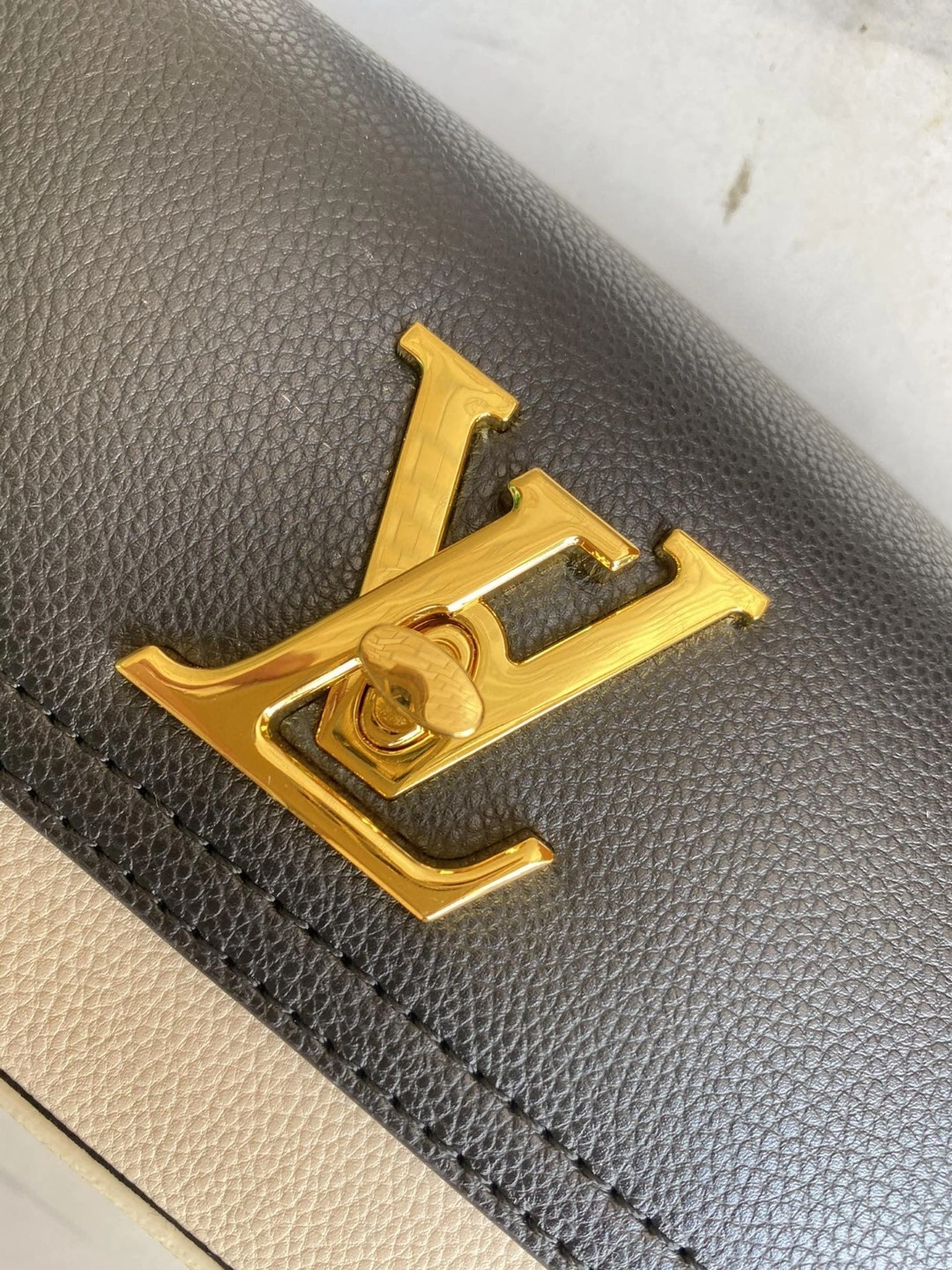 M58557 Calfskin Lockme Tender item : AT-B225L0337L