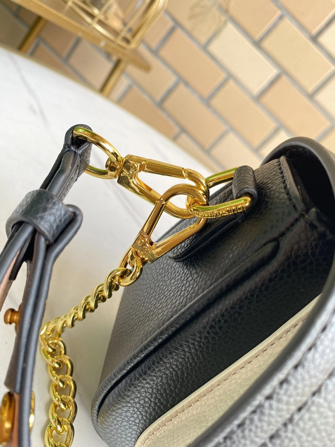 M58557 Calfskin Lockme Tender item : AT-B225L0337L