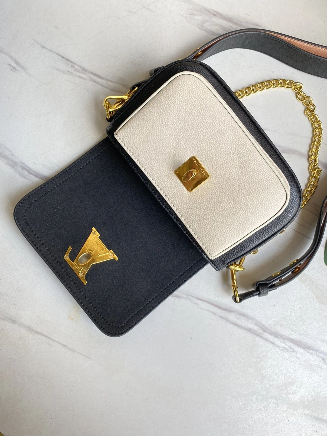 M58557 Calfskin Lockme Tender item : AT-B225L0337L