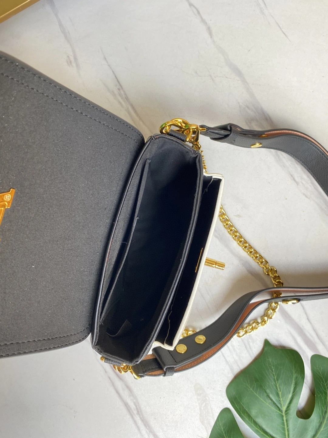 M58557 Calfskin Lockme Tender item : AT-B225L0337L