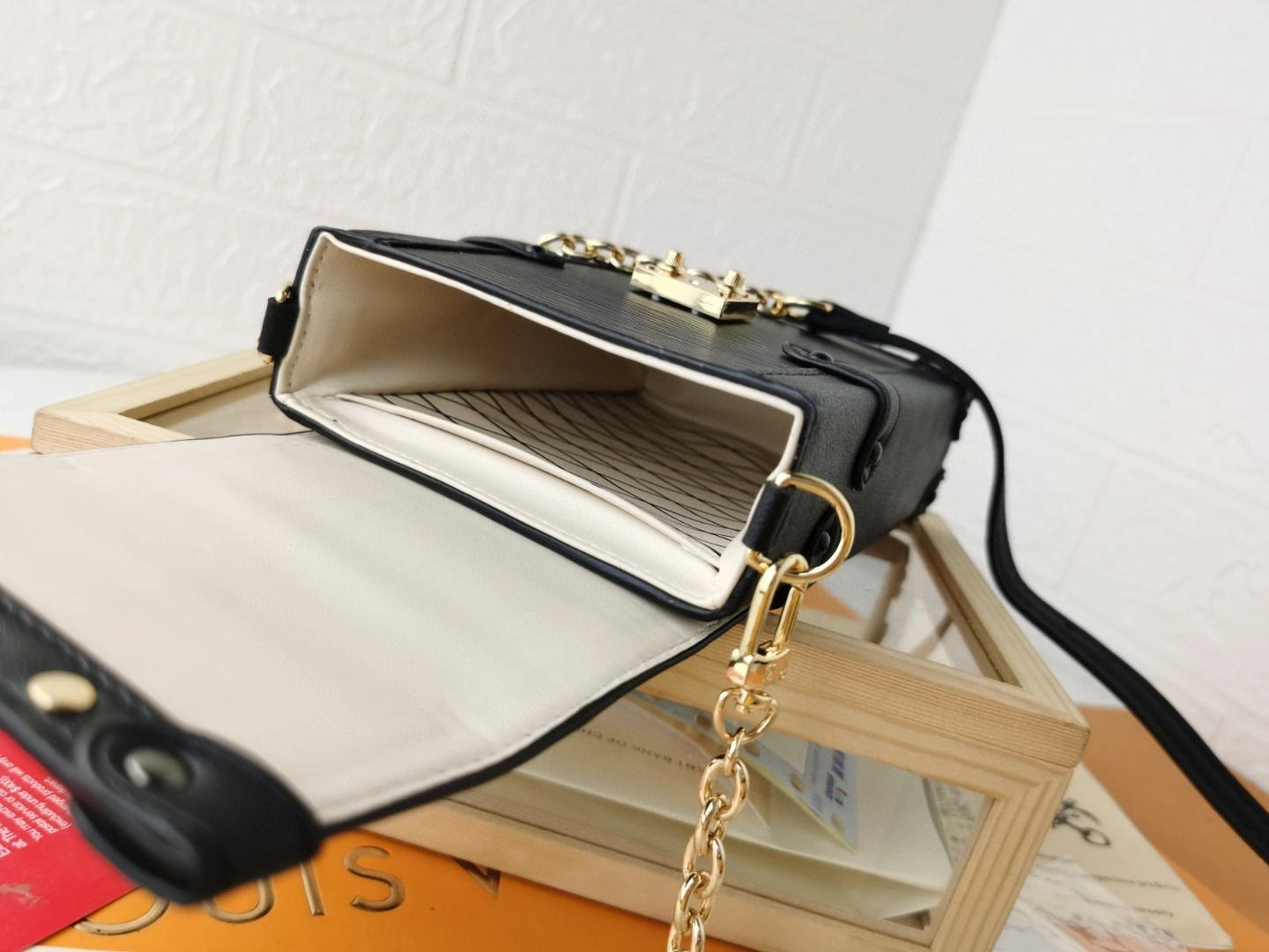 M67871 Calfskin Essential Trunk item : BT-B225D0612W