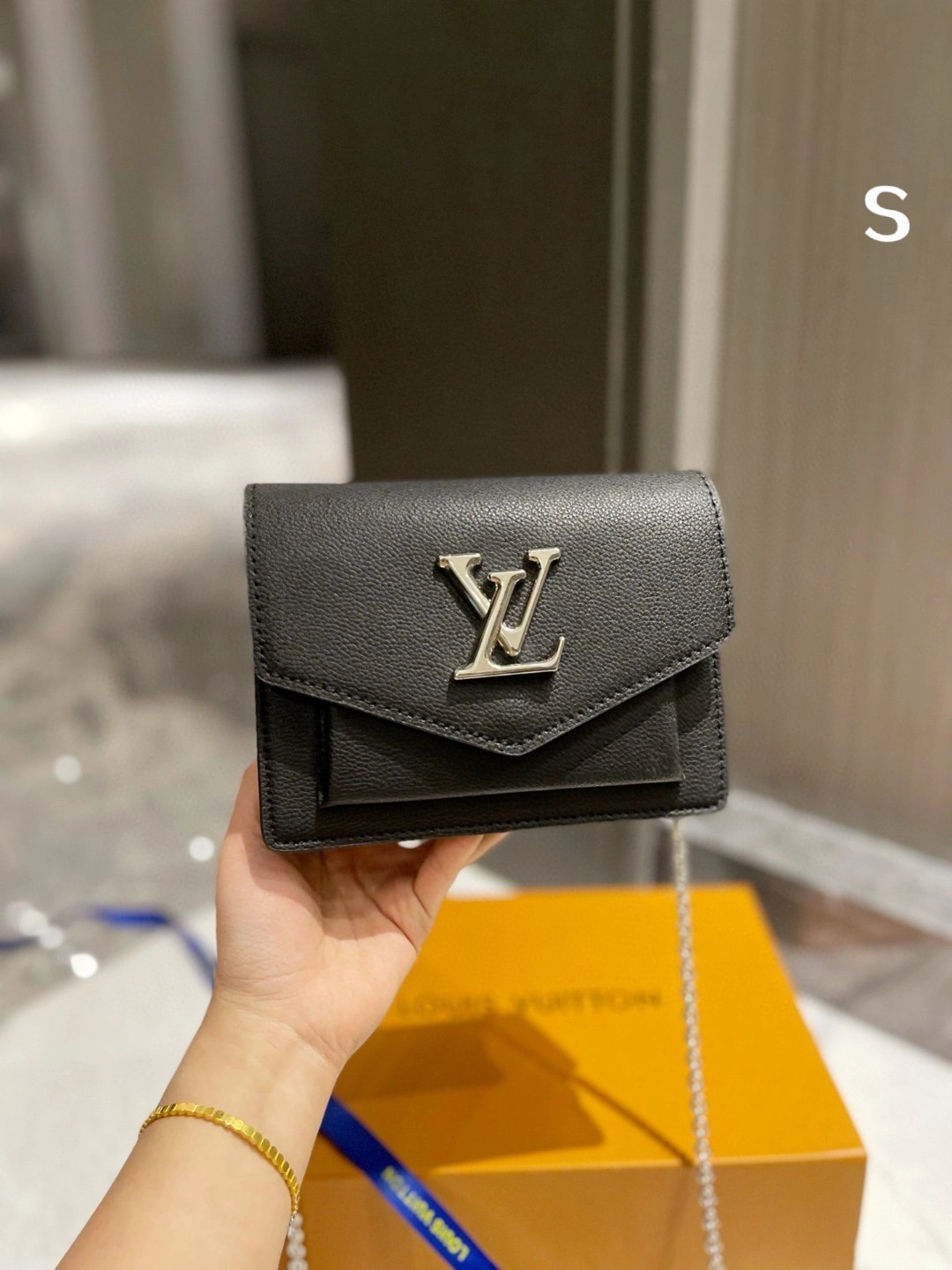 M69183 Calfskin Lockme item : BT-B299C1919