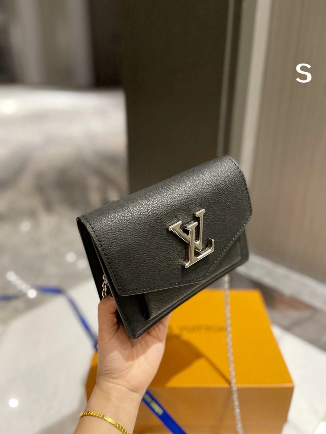 M69183 Calfskin Lockme item : BT-B299C1919