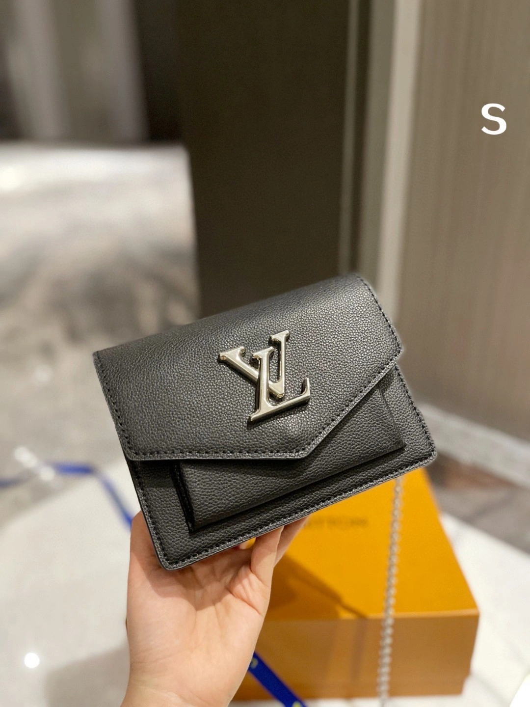 M69183 Calfskin Lockme item : BT-B299C1919